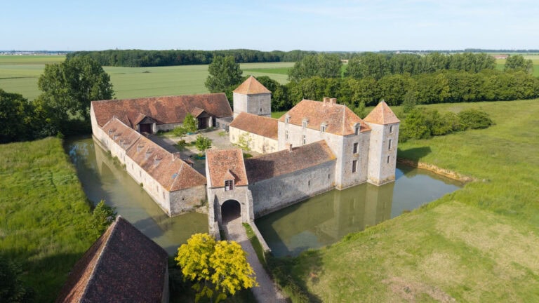 Vue aérienne du Fief des Époisses et de ses douves à Bombon, en Seine-et-Marne