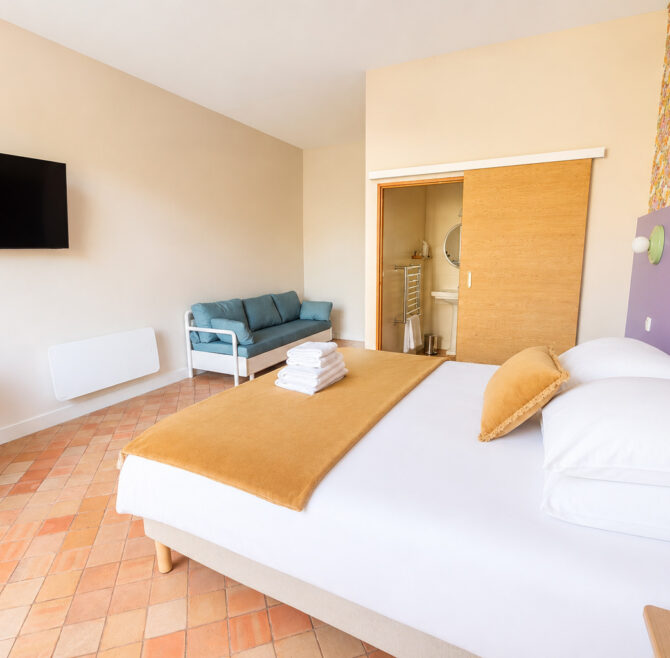 Chambre Famille du Fief des Époisses avec lit King Size, canapé lit et salle d'eau attenante